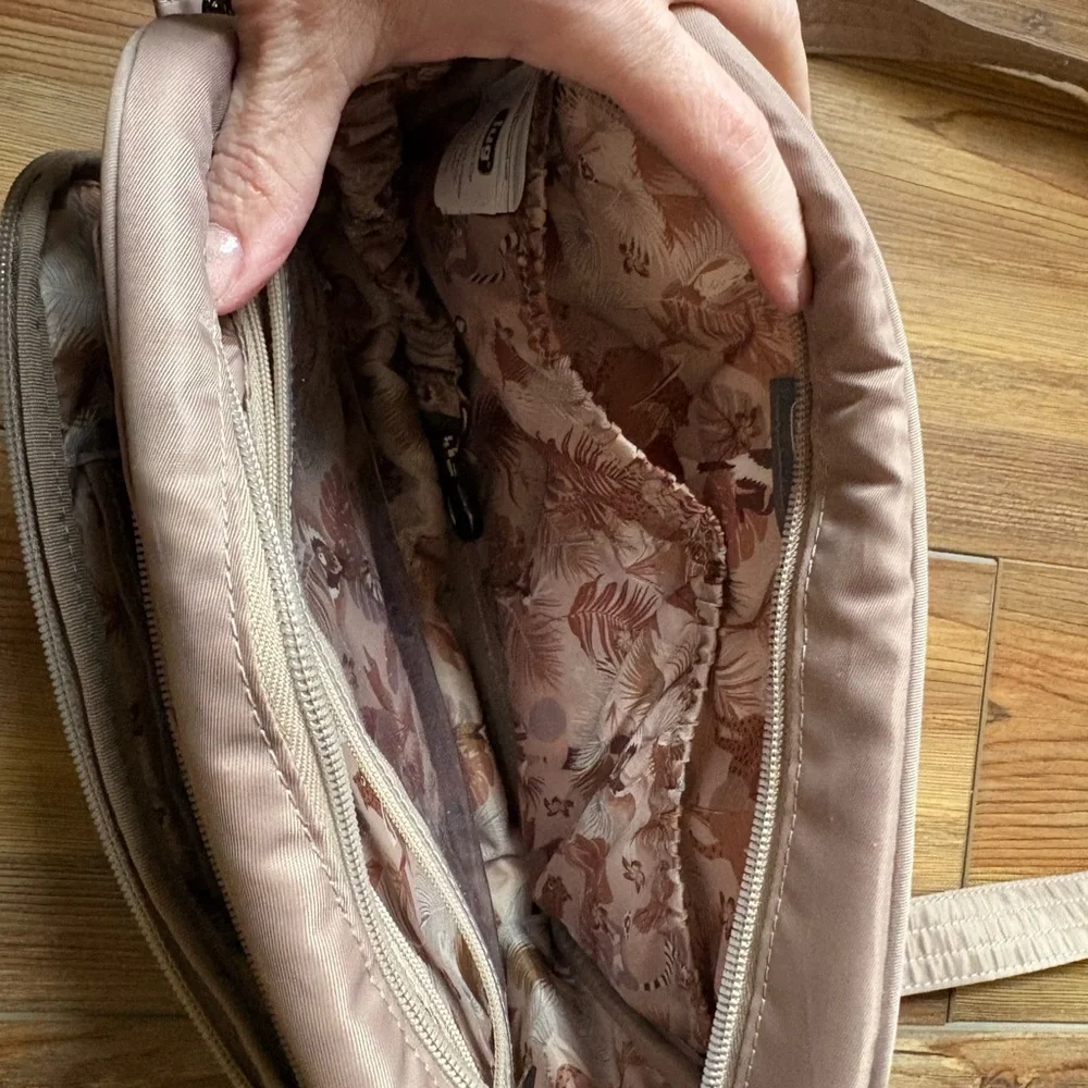 Elegant Quilted Crossbody Bag in Beige - Picture 2 of 4